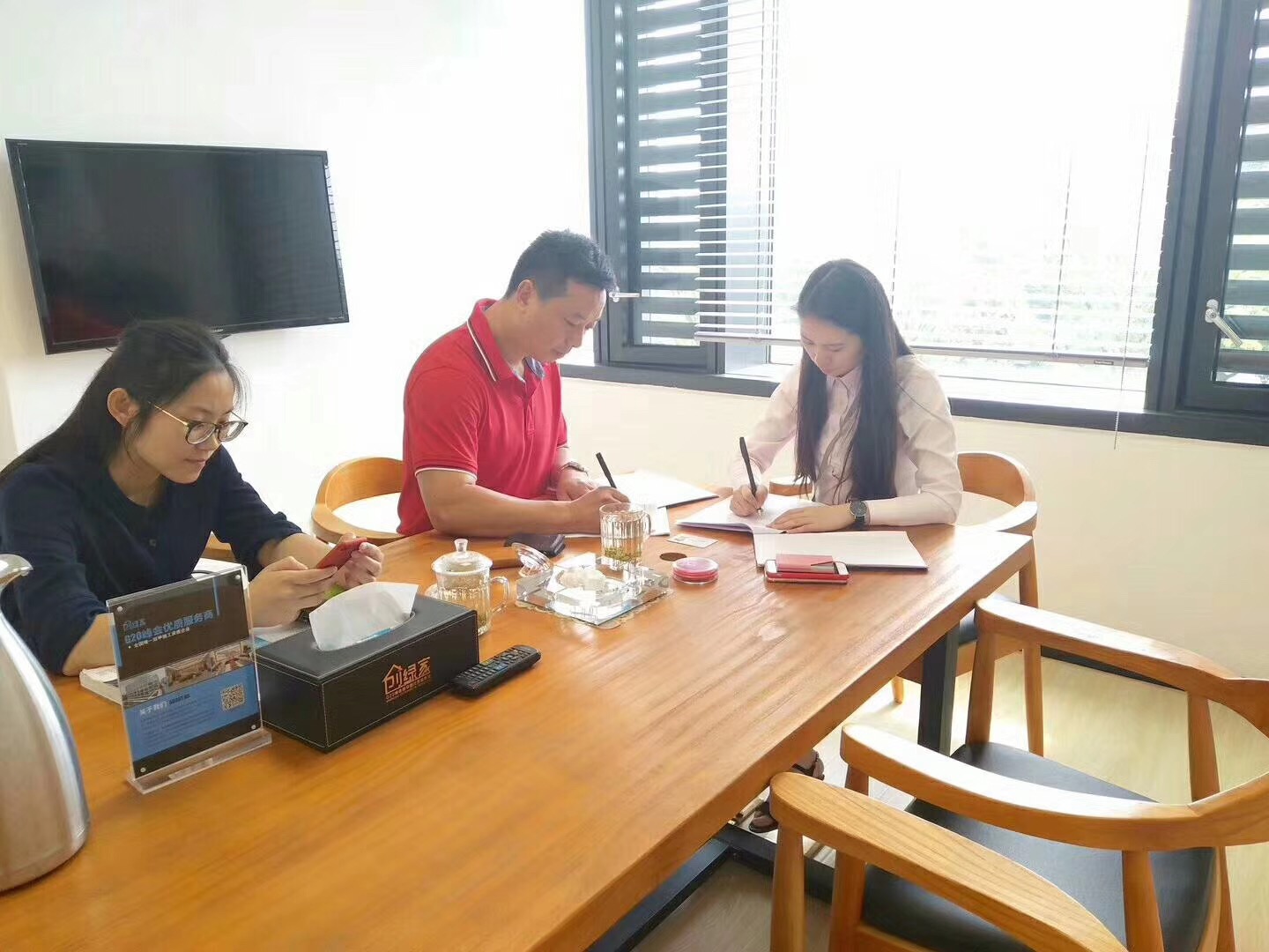 熱烈祝賀余總簽約創(chuàng)綠家海南省市級代理！