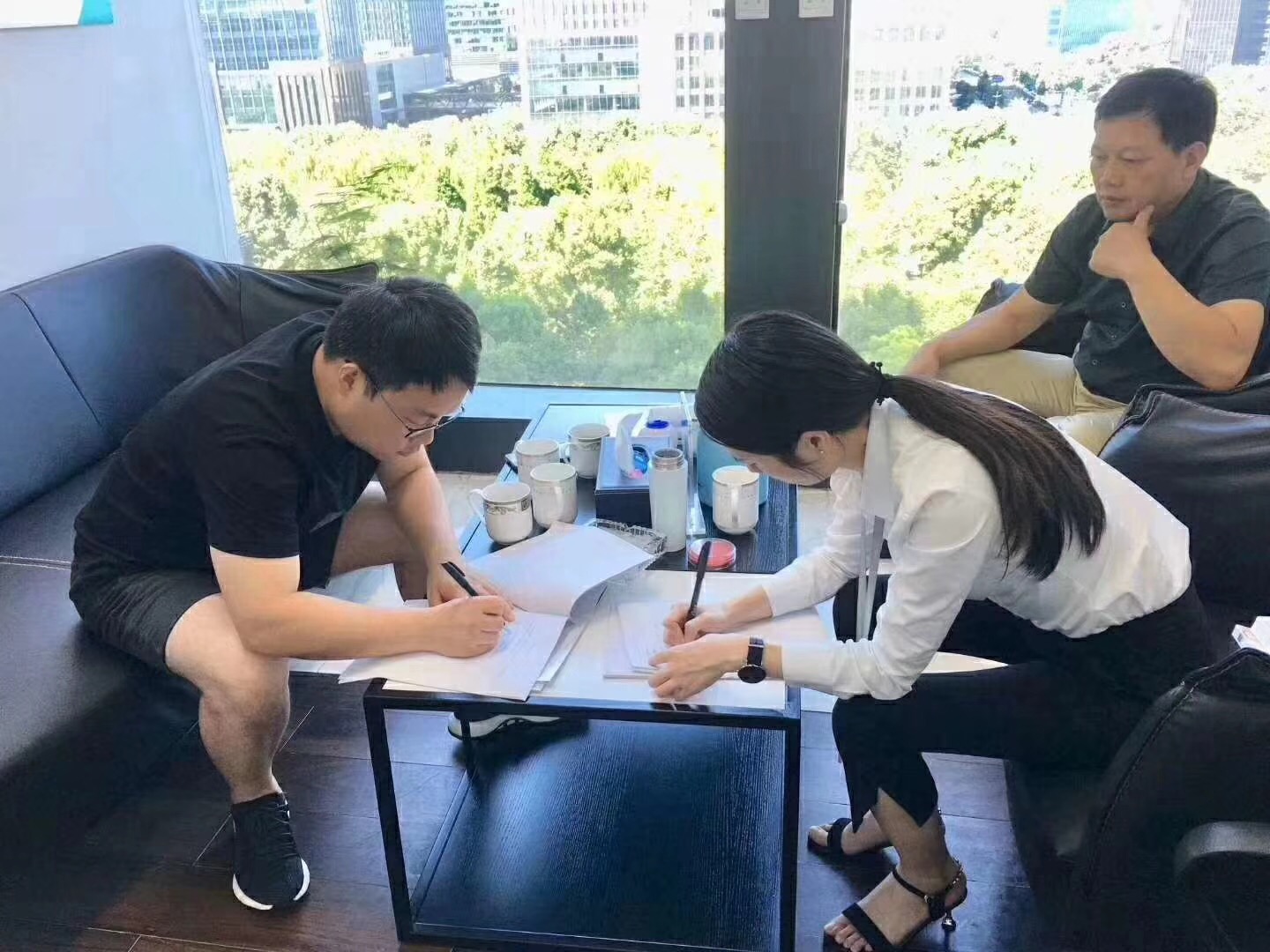 熱烈祝賀王總一家簽約創(chuàng)綠家江蘇省縣級市代理！