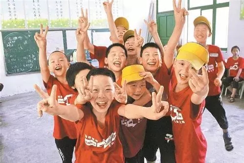 開學(xué)倒計(jì)時(shí)，學(xué)校除甲醛讓熊孩子們?cè)獨(dú)鉂M滿迎接新學(xué)期！
