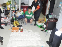 廚房水管破裂傳出刺鼻性氣味，原以為是鄰居家裝修后除甲醛沒到位，沒想到是“絕命毒師”