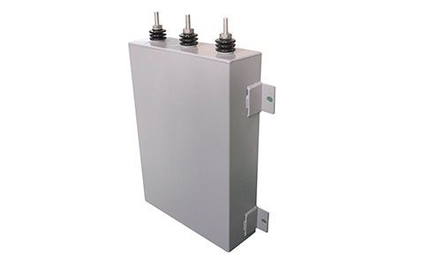 電容器的容量大小與什么有關？為什么？
