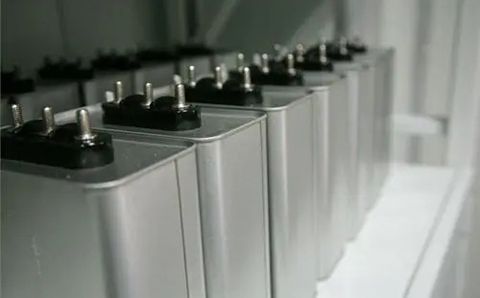 哪些因素影響電力電容器的容量？