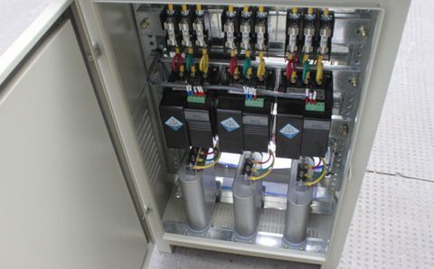 如何快速識(shí)別電容器組中有故障的低壓電容器？